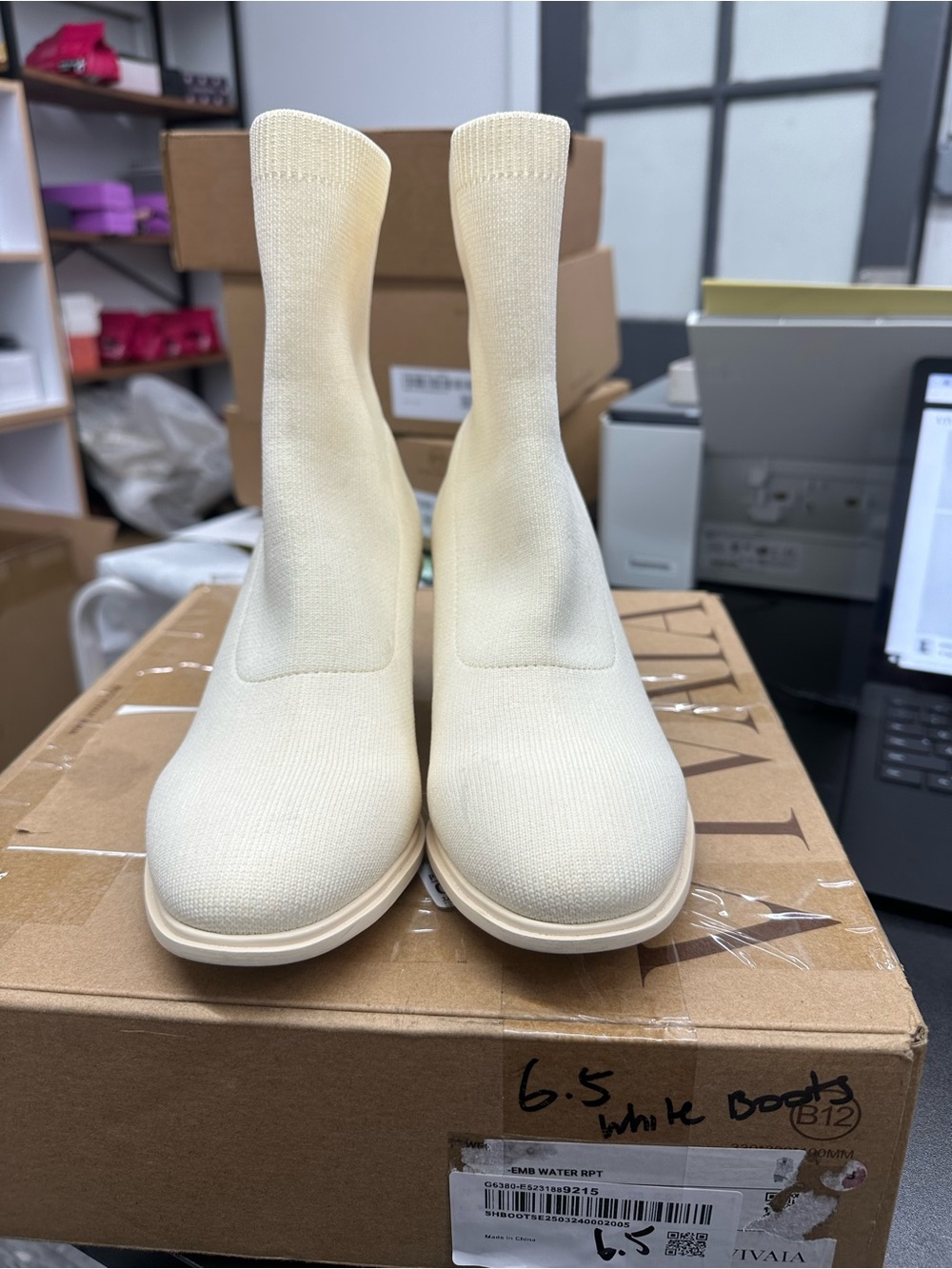 Vivaia boots white